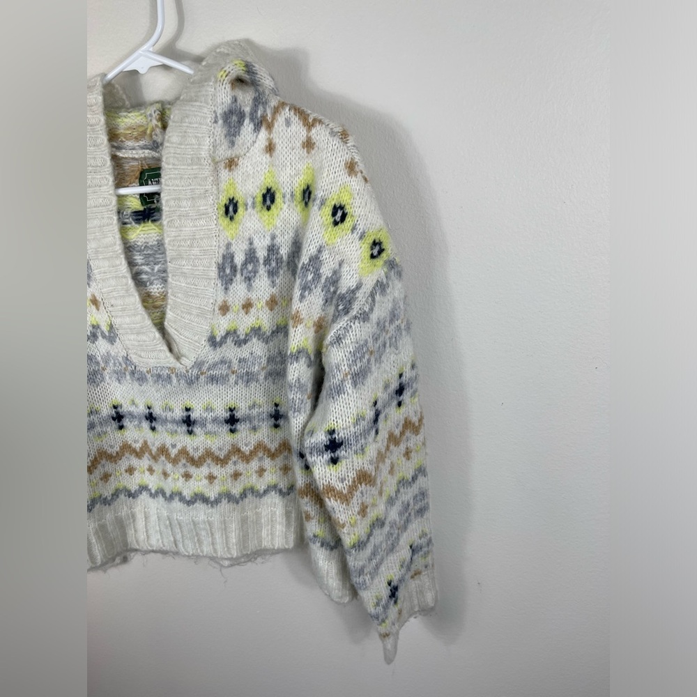 American Eagle Nordic Fair Isle Knit
Cropped Hooded Sweater Hoodie V-neck - Picture 5 of 13
